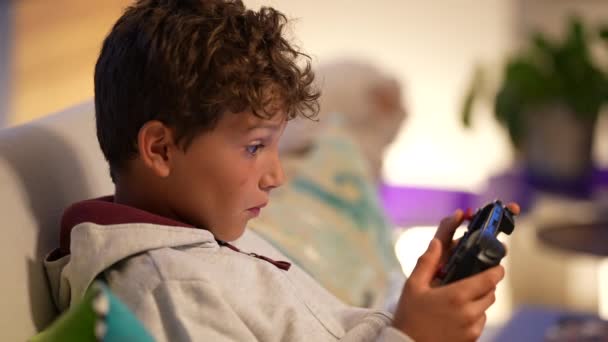 Criança Jogando Vídeo Game Segurando Controlador — Vídeo de Stock