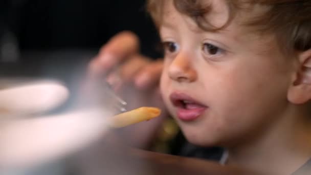 Niño Que Quiere Comida Niño Que Rechaza Comida Pasta — Vídeos de Stock