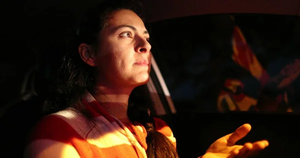 Casual Woman Driving City Night — Stockfoto
