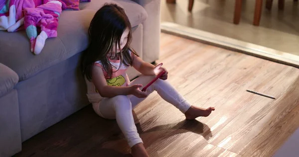 Дитина Дивиться Фільм Мобільний Пристрій Вночі — стокове фото
