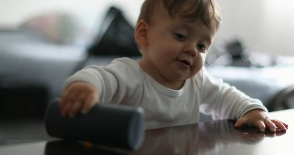 Baby Boy Playing Object Hitting Scubbing Table Disobedient One Year — Foto Stock