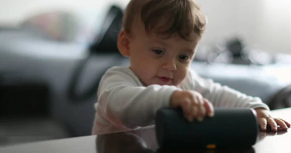Baby Boy Playing Object Hitting Scubbing Table Disobedient One Year — Foto Stock