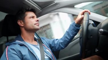 Yakışıklı adam arabayı kullanıyor. Düşük açılı şoför.