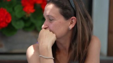 Düşünceli kadın düşüncesi, derin düşünceli düşünceli insan.