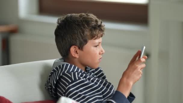 Mladý Chlapec Snaží Poslouchat Zvuk Tabletu Kontroly Zvuku — Stock video