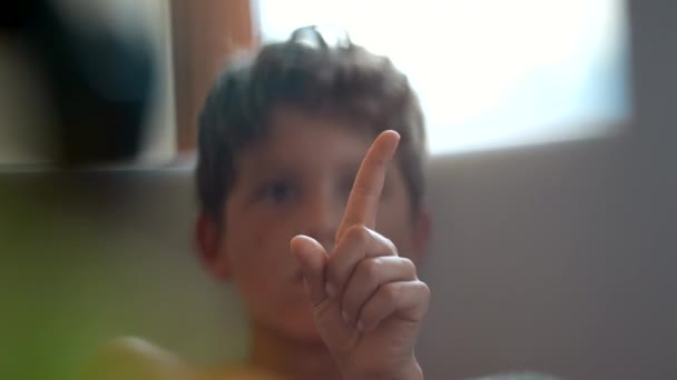 Malý Chlapec Třesoucí Prst Říká Dítě Negativní — Stock video