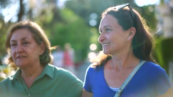 Mère Fille Adulte Marchant Ensemble Dehors Dans Ville Verte Deux — Video