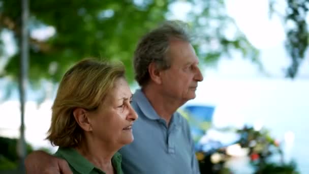 Älteres Paar Geht Draußen Der Grünen Stadt Spazieren Senior Mann — Stockvideo