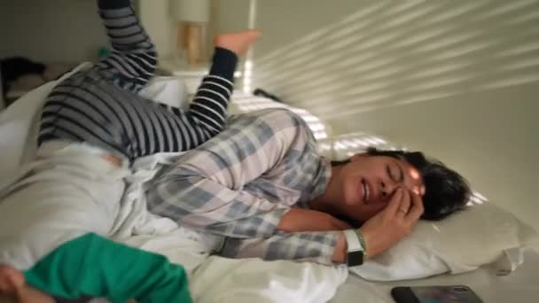 Anak Melompat Atas Ibu Tempat Tidur Pagi Anak Bangun Orangtua — Stok Video