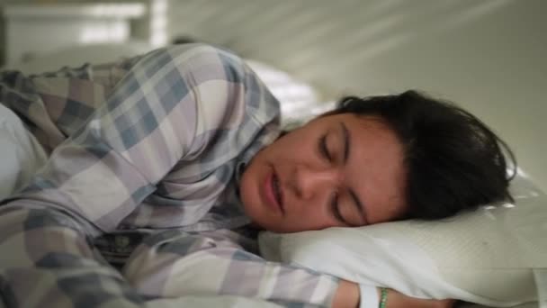 Ibu Dan Anak Pagi Hari Tidur Bersama Sama Bangun Anak — Stok Video