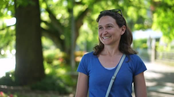 Glückliche Frau Geht Draußen Grünem Stadtpfad Eine Person Geht Vorwärts — Stockvideo
