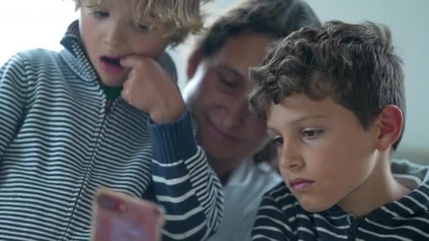 Μητέρα Και Παιδιά Παρακολουθούν Μαζί Την Οθόνη Του Τηλεφώνου Γονείς — Αρχείο Βίντεο