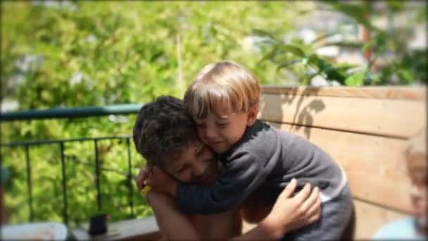 Δύο Μικρά Αδέρφια Αγκαλιάζονται Αυθεντική Πραγματική Οικογενειακή Αγάπη Και Στοργή — Αρχείο Βίντεο