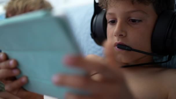 Kid Jogando Jogo Vídeo Dispositivo Tablet Menino Tocando Tela Joga — Vídeo de Stock