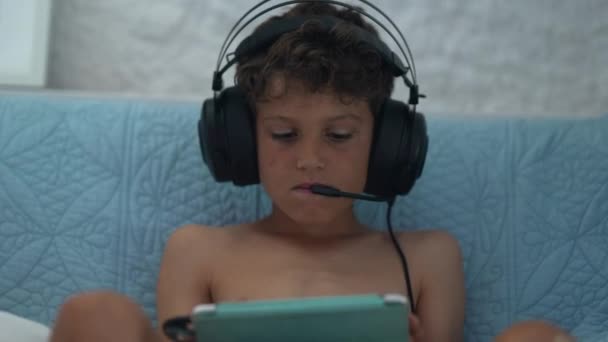 Kleine Jongen Die Videospelletjes Speelt Tablet Met Een Headset Met — Stockvideo