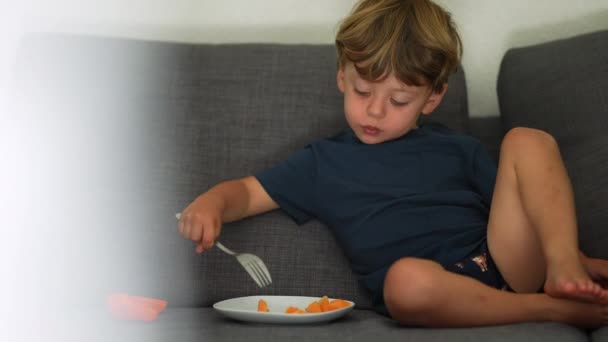 Malý Chlapec Melounové Ovoce Sedící Pohovce — Stock video