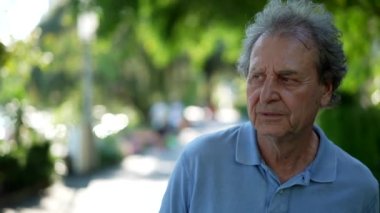 Dışarıda yürüyen dalgın bir son sınıf öğrencisi. 70 'lerde derin düşüncelere dalmış yaşlı bir insan.