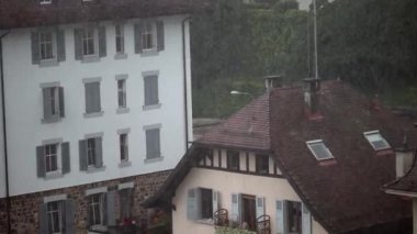 İsviçre 'de yağan yağmur, geleneksel şehrin dışında ağır çekimde