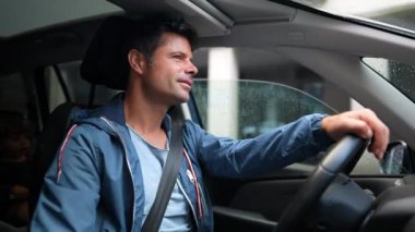 Şehirde direksiyon tutan mutlu sürücü.