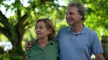 Mutlu son sınıf çifti 60 'lı yaşların insan ilişkileri dışında birlikte yürüyor.