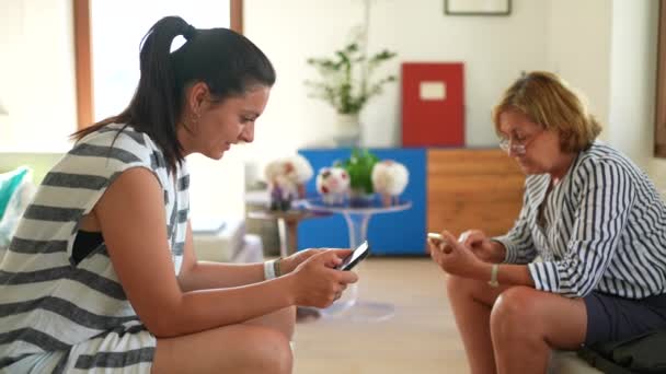 Dos Mujeres Mirando Dispositivos Telefonía Celular Dos Personas Mirando Teléfono — Vídeos de Stock