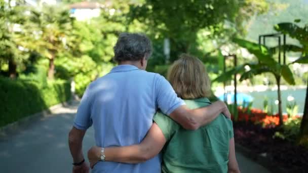 Senior Couple Walking Together Embrace Loving 60S Relationship — Vídeo de Stock