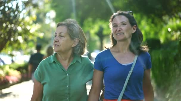 Boldog Anya Lánya Együtt Sétálnak Szabadban Zöld Városi Városban Igazi — Stock videók