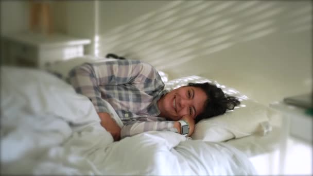 Lycklig Kvinna Liggande Sängen Morgonen Vaknar — Stockvideo