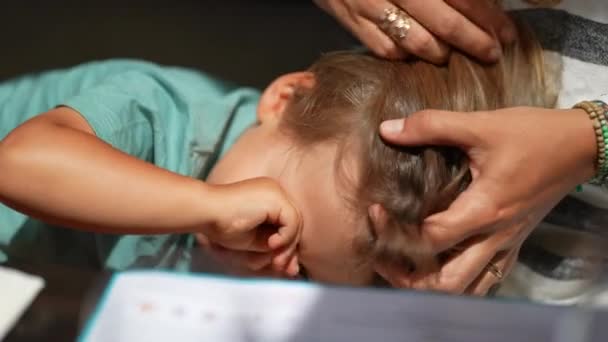 Κουρασμένο Παιδί Τρίβει Μάτι Χέρι Μητέρα Χαϊδεύει Μαλλιά — Αρχείο Βίντεο