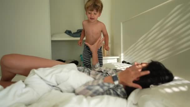 Син Стрибає Над Матір Ранковому Ліжку Дитина Прокидається Батько — стокове відео