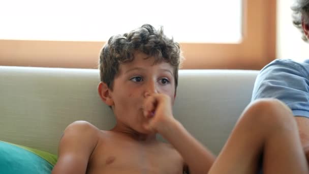 Joyeux Enfant Excité Célébrant Lever Les Bras Dans Air Dans — Video