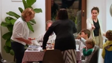 İnsanlar aile tatilleri için yemek masasında toplandı.