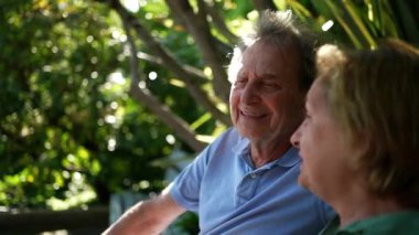 Parktaki bankta oturan mutlu çift.