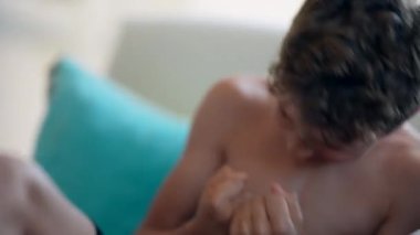 Mutlu heyecanlı çocuk sevinçle kollarını havaya kaldırıyor.