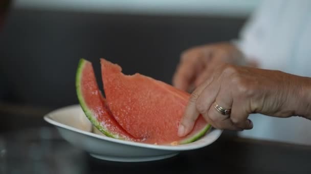 Hand Slicing Red Watermelon Fruit — Vídeos de Stock