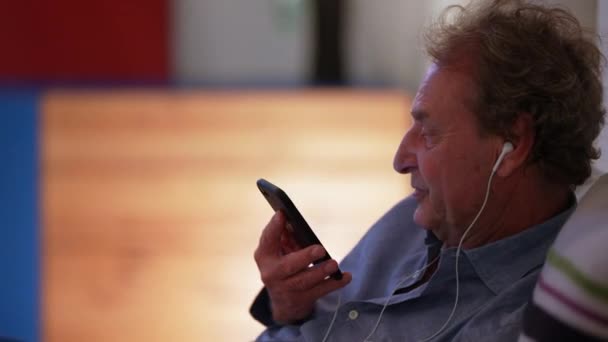 Idősebb Férfi Telefonál Fülhallgatót Visel Otthon Idősebbek Mobilon Beszélnek — Stock videók