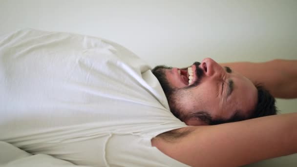 Man Gäspar Vakna Upp Från Tupplur Person Liggande Sängen Gäspningar — Stockvideo