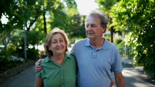 Pasangan Senior Bahagia Berjalan Bersama Sore Hari Berjalan — Stok Video