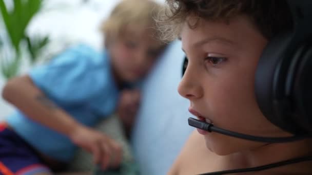 Liten Pojke Spelar Spel Surfplatta Bär Headset Med Mikrofon — Stockvideo