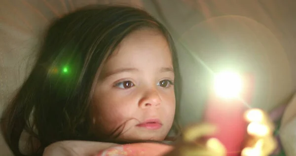 Little Girl Child Using Smartphone Device Kid Playing Cellphone Flashlight — Stok fotoğraf