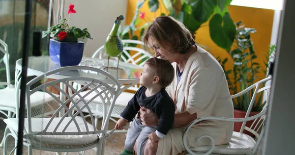 Бабуся Тримає Дитину Багатоквартирному Балконі Випадкові Відносини Відвертого Покоління — стокове фото
