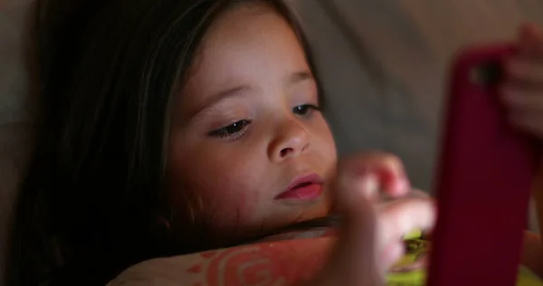 Little Girl Child Using Smartphone Device Light Glowing Girl Face — Zdjęcie stockowe