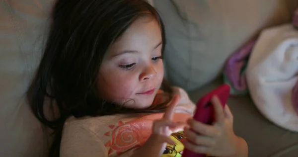 Маленька Дівчинка Використовує Пристрій Смартфона Вночі Маленька Дитина Тримає Мобільний — стокове фото
