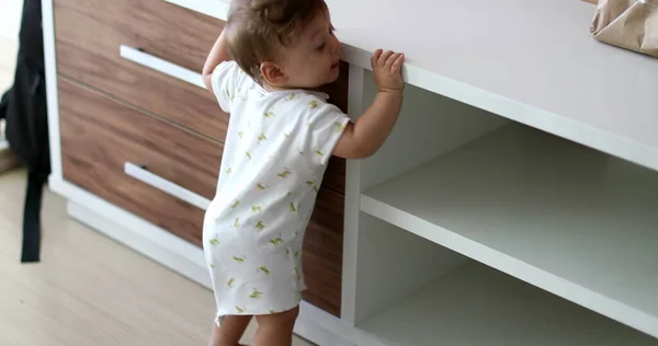 Baby Standing Home Furniture Learning Stand Child Infant Development Leaning — 图库照片