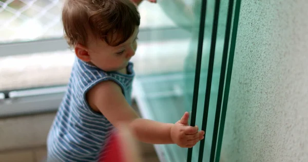 Дитина Стоїть Біля Вікна Квартири Під Час Блокування Немовля Досліджує — стокове фото