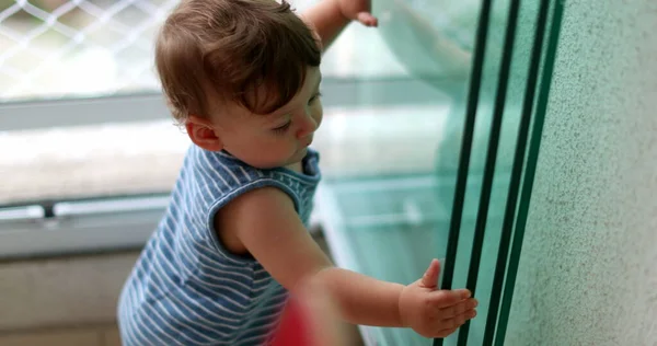 Дитина Стоїть Біля Вікна Квартири Під Час Блокування Немовля Досліджує — стокове фото