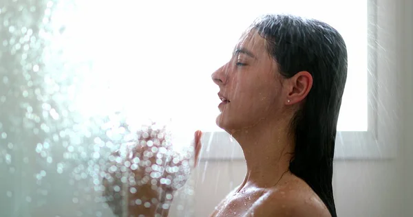 Casual Woman Shower Morning Routing Cleaning Washing Body Hair Relaxing — Stok Foto