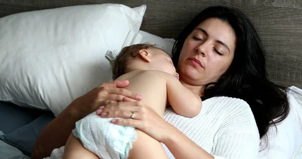 Повсякденна Мати Дитина Лежать Ліжку Немовля Спить Батьківських Грудях Спить — стокове фото