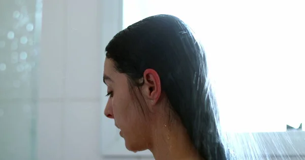 Casual Candid Waman Washing Hair Head Shower Woman Relaxing Feeling — ストック写真