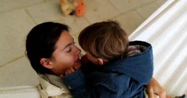 Anne ve çocuk birlikte hamakta sevgi ve şefkat